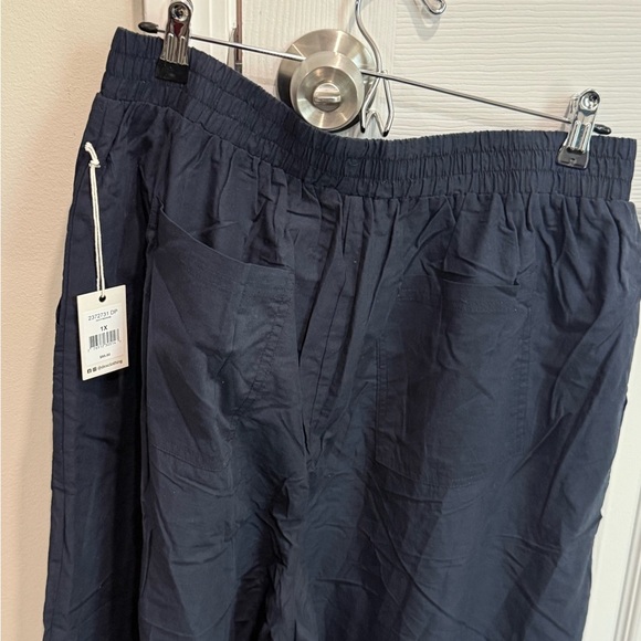 Dex
Plus Eyelet Lace Cropped Pull-On Pants in navy size XL - Picture 5 of 10